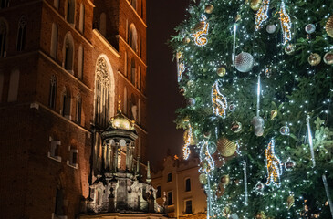 Bożonarodzeniowa choinka z ozdobami świątecznymi i światełkami © siwyk