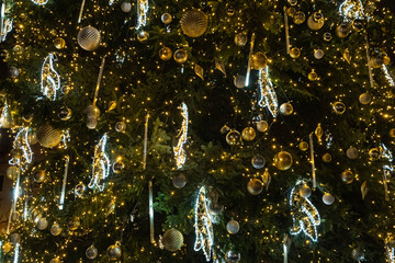 Bożonarodzeniowa choinka z ozdobami świątecznymi i światełkami