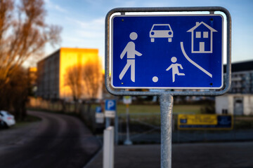 Schild eines verkehrsberuhigten Bereichs am Eingang eines Wohngebiets