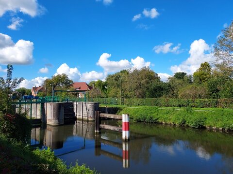 chemin de halage le long du canal de la scarpe, &eacute;cluse de saint-amand-les-eaux, hainaut, nord, pas-de-calais, hauts-de-france