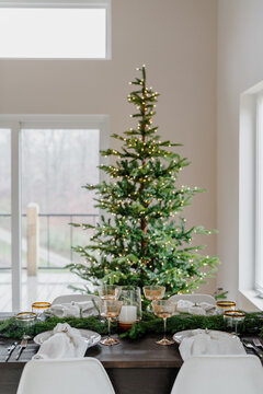 Minimal Christmas table 