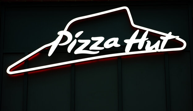 Leszno, Wielkopolska, Polska, 06 stycznia 2025, Restauracja Pizza Hut w Lesznie, logotyp