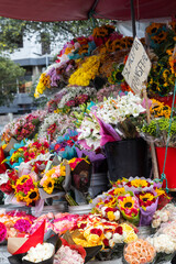 Flower stand offering a wide variety of flowers in vibrant colors, creating a colorful and inviting display filled with natural beauty.