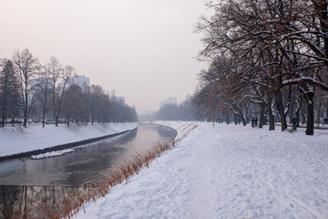 Obraz premium Snowy riverbank path winter scene