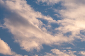 Obraz premium Soft pastel clouds drift across a tranquil blue sky
