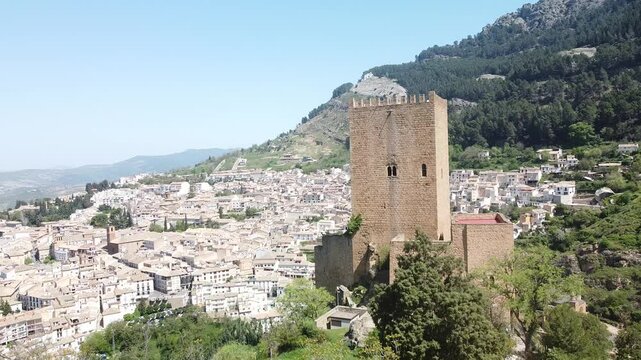Vista aerea del Castillo de la Yadra con el pueblo de Cazorla de fondo