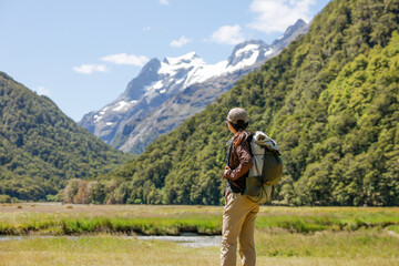 ルートバーントラックをハイキングする女性