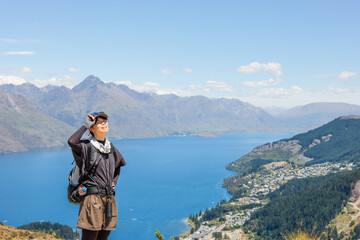 ニュージーランドトレッキングする女性