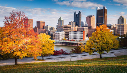 Obraz premium cityscape with colorful autumn trees in pittsburgh pennsylvania skyscrapers buildings surrounded by vibrant fall foliage urban landscape with trees in autumn colors city park with trees