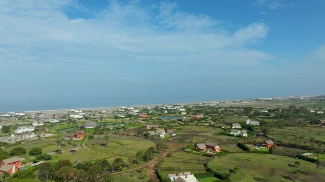 Vista a&eacute;rea de condominio circular frente al mar Chincha Ica Per&uacute;