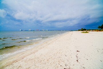 Obraz premium Winter landscape Cypress Point Park and Tampa Bay in Florida. It is close to TPA airport and is an Oceanfront park with a boardwalk, hiking trails, dunes, picnic shelters and a canoe dock. 