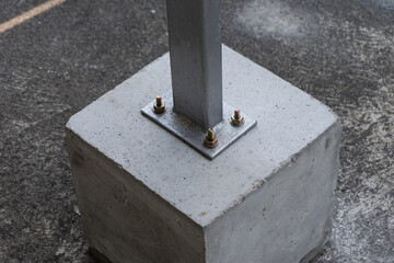 Install the steel plate and fasten it to the concrete base.