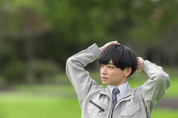 何かに気付く作業員男性