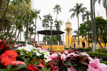 Obraz premium Coscomatepec de Bravo, Veracruz, Mexico - July 13, 2022: Late afternoon monsoon rains fall on the historic city center of Coscomatepec.