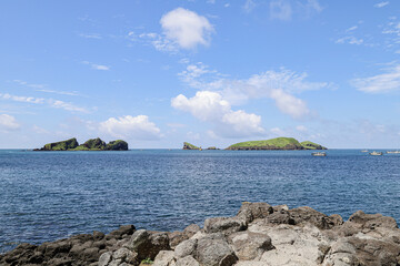 맑은하늘 돌과 섬이 어우러진 바다풍경 제주 제주시 한경면 용수리 절부암