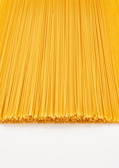 白いバックの上に乾燥パスタ