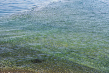 岬の先に広がる透明度の高いきれいな緑色の海の浅瀬