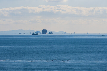 東京湾浦賀水道を航行する数多くの船