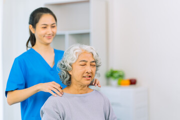 Obraz premium An elderly Asian female patient is happy and smiles, encouraging and supporting her to do physical therapy to walk. Health care concept