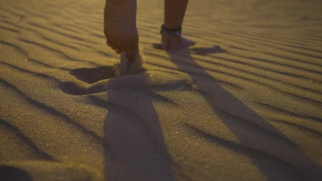 Friends walking on dunes on Ita&uacute;nas beach - ES