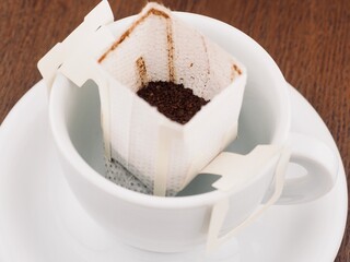 흰색 커피잔에 놓인 드립백 커피 