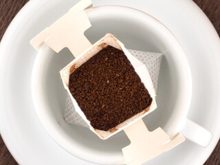 흰색 커피잔에 놓인 드립백 커피 