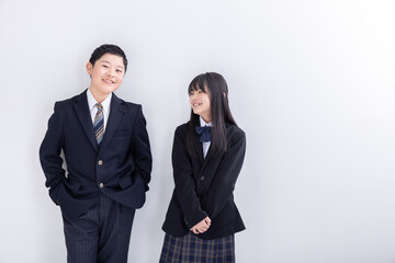 照れくさそうにする男女の学生