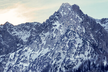 Obraz premium The rocky peaks of the Zahmer Kaiser: Vordere Kesselschneid (2002 m) and Pyramidenspitze (1999 m) in Tyrol, Austria in winter