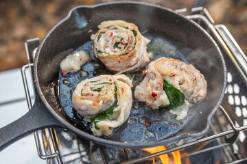 アウトドア料理　Camping cooking with a small iron pan