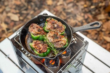 アウトドア料理　Camping cooking with a small iron pan