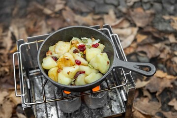 アウトドア料理　Camping cooking with a small iron pan