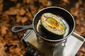 アウトドア料理　Camping cooking with a small iron pan