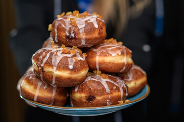 Pączki z dżemem z polewą z białego lukru i kandyzowana skórka pomaranczowa