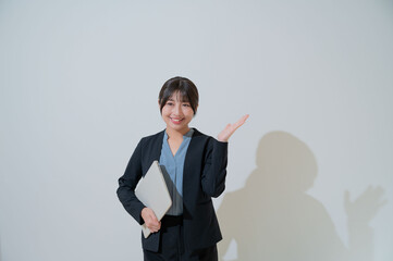 白背景でご案内をする日本人女性