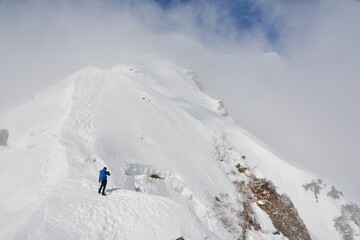 雪の谷川岳・西黒尾根を登る登山者