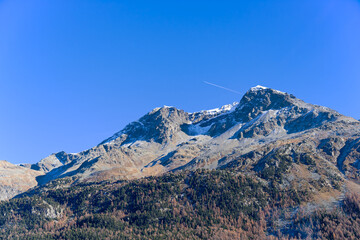 Fototapeta premium Beautiful mountain panorama in the Swiss Alps with mountain peaks at upper Engadin Valley on a sunny autumn day. Photo taken November 15th, 2024, Engadin Valley, Switzerland.