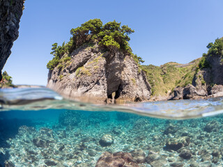 Fototapeta premium 美しいヒリゾ浜の海の半水面撮影。静岡県伊豆半島賀茂郡南伊豆町中木ヒリゾ浜2024年 