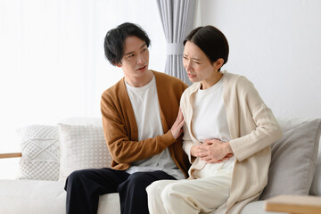 体調不良の女性と気遣う男性