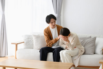 体調不良の女性と気遣う男性