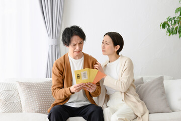 督促状を見て困る男女