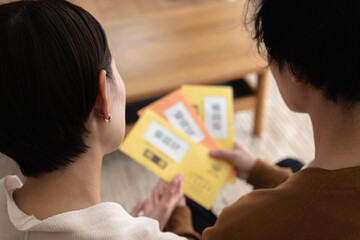 督促状を見て困る男女