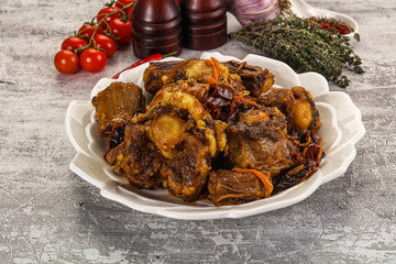 Baked oztail with tomato and carrot