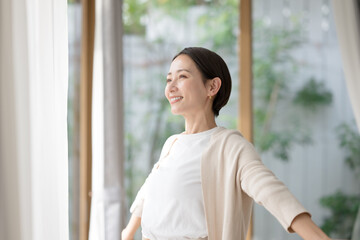 深呼吸する女性
