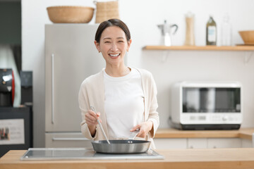 料理をする女性