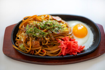 鉄板やきそば目玉焼きのせ