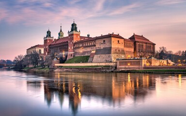 Fototapeta premium Krakow's Wawel Castle, Poland Majestic castle at sunset reflected in calm river. (1)