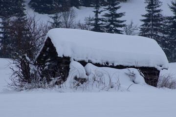 zugeschneite Heuhütte