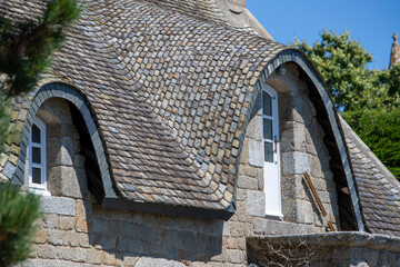 Détail d'une toiture de maison bretonne en ardoise reprenant la forme d'une toiture en chaume, Ile...