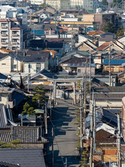 鐸比古鐸比賣神社の鳥居が建つ柏原市の住宅地密集地