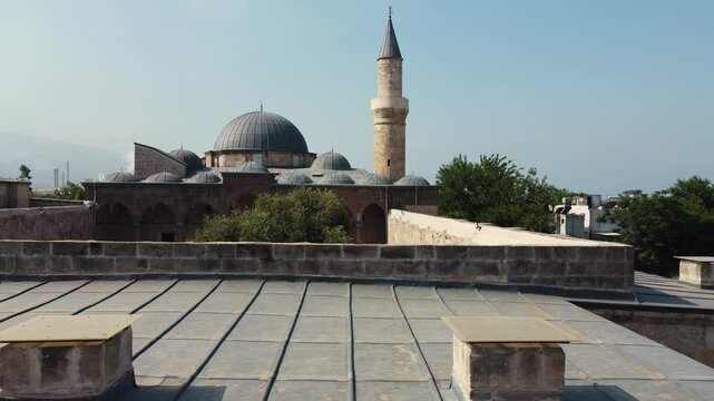 Drone image of the impressive architecture of the Sokullu Mehmet Pasha Complex in Hatay Payas. The domes and minarets seen in the photo reflect the aesthetics and elegance of Ottoman architecture.